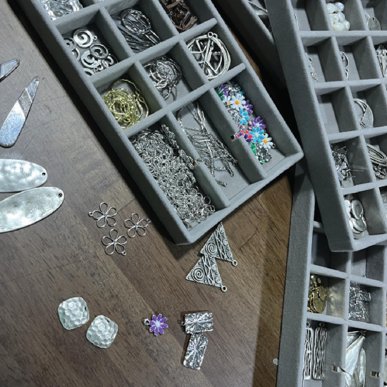 ON THE ROAD : Jewelry Bar [bracelets & earrings] August 27