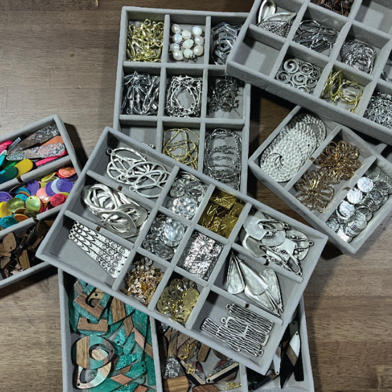 ON THE ROAD : Jewelry Bar [bracelets & earrings] August 27